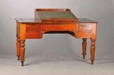 Bureau-plat, England um 1860/70, Mahagoni massiv, z.T. auf Eichekorpus u. Tropenholz, Schrägklappenaufsatz aufklappbar mit 4 Brieffächer u. kl. ...