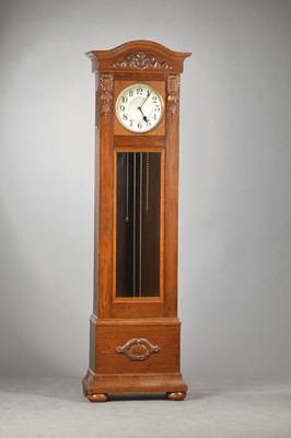 Standuhr, deutsch um 1920/30, Eichengehäuse mit aufgesetzten Schnitzwerk, 2 kl. seitl. Schalltüren, z.T. facett. verglast, versilbertes ...