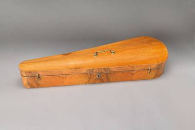 Biedermeier-Geigenkasten, süddeutsch, um 1820, Nussbaum furniert auf Weichholz, gewölbter Deckel in massivem Nussbaum, dickes Sägefurnier, Teile ...