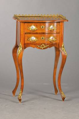 Salontischschränkchen, Dresdner Barock-Stil, Dresden um 1880/90, Nussbaum furniert auf Weichholz- u. Eichekorpus, Platte geschweift mit zierlicher ...