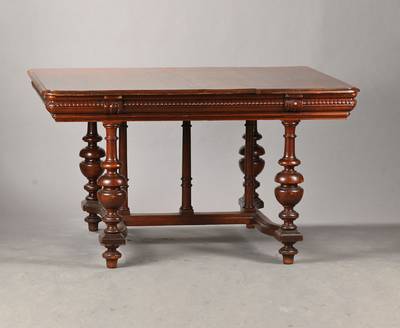 Norddeutscher Ausziehtisch, um 1880/90, Nussbaum auf Eiche, im Neu-Renaissance-Stil, reich profilierte Plattenkante u.a. mit grobemSchuppenfries, 4 ...