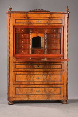 Standsekretär, wohl mitteldeutsch, um 1860/70, Pyramidenmahagonifurnier auf Weichholzkorpus, seitl. angesetzte gewundene Säulchen, 4 Schübe sowie ...