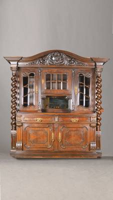 Übergroßes Prunkbuffet, norddeutsch, Danzig, um 1910, Eiche massiv, Eiche Konstruktion, späte Holzbildhauerarbeit auf hohem Niveau, Kredenz ...