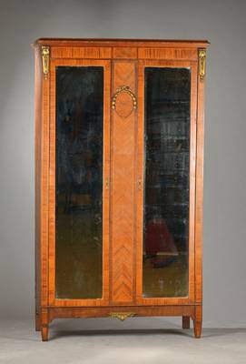 Schrank, Frankreich, um 1870/80, Rosenholz auf Eichekorpus, 2-türig, Türfüllungen als fac. Spiegel, sparsamer Bronzedekor nach klassizistischem ...