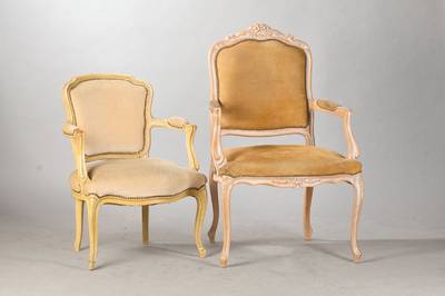 4 Stuhlsessel, wohl Frankreich, um 1900, Nussbaum bzw. Buche, reich geschnitzt und geschweift, Rillen Rocaille, Blumenverzierung,cremefarben, ...
