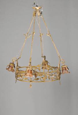 Deckenlampe, wohl Frankreich, um 1915/18, Metall, floral verzierter Ring an 4 gewundenen Stangen, 4 Brennstellen mit blütenartigen Schirmen, l. ...