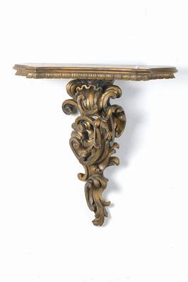 Kleine Wandkonsole im Rokoko-Stil, neuzeitlich, Holz gestuckt u. goldfarben gefaßt, Schaft als reines Ornament vielfach verschlungener ...
