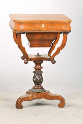 Nähtischchen, deutsch, um 1850/60, Pyramidenmahagoni- bzw. Mahagonifurnier auf Weichholzkorpus, aufklappbarer Kasten mit konkaver Front, ...