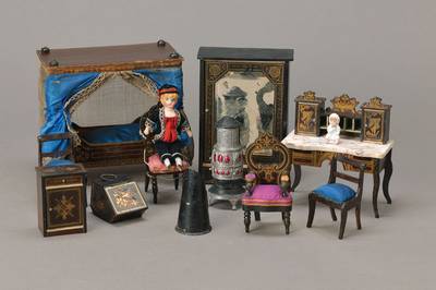Umfangreiches Lot Puppenmöbel und Puppenstuben-Zubehör, um 1900 und später, Himmelbett, Nachtschränkchen, Kommode, Kleiderschrank, Waschtisch, ...
