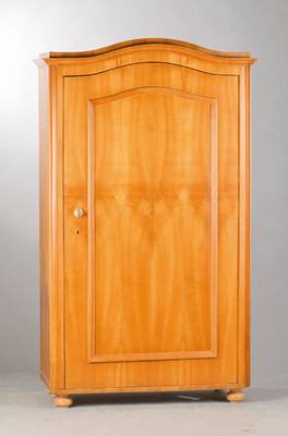 1-türiger Wäscheschrank, mitteldeutsch, um 1850, Kirschbaumfurnier z.T. doppelt gespiegelt verlegt, z.T. massiv, Weichholzkorpus, abgeschrägte ...