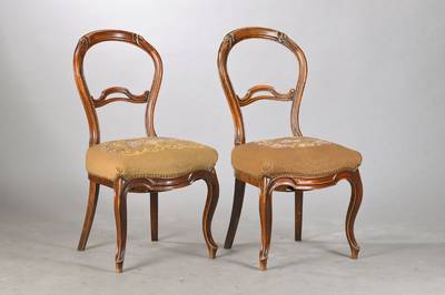 Paar Ballonrückenstühle, süddeutsch, um 1840/50, Nussbaum massiv , z.T. Weichholzverstärkungen, Rückenlehne mit Volutenschnitzerei, Zwischensteg ...