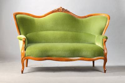 Sofa, deutsch, um 1860/70, Nussbaum massiv, z.T. Weichholzkonstruktion, 3-fach stark ausgeschweift, Handläufe fein gerieft, 3-fach geschweifte ...
