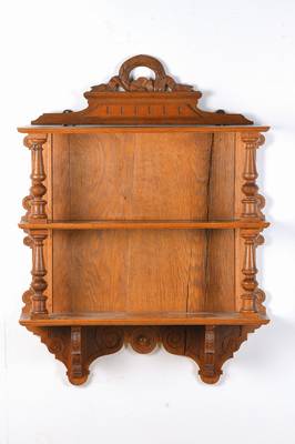 Wandregal, deutsch, um 1880/90, Gründerzeit, Eiche massiv, 3 Etagen, gedrechselte Partien, stiltypische Gründerzeit-Ornamentik, Rückwand ...