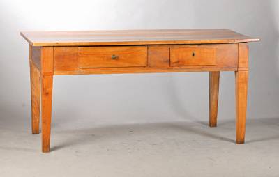 Massiver Kirschbaumtisch, südwest-deutsch, um 1815/20, Schlichte frühbiedermeierliche Gestaltungsweise, konische Vierkantbeine, 2 Zargenschübe ...
