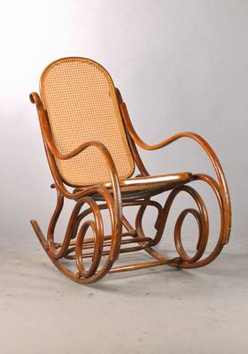 Schaukelstuhl, Thonet, Nr. 7014, um 1900, Bugholz, Sitzfläche und Rückenlehne in Rattangeflecht, Alterserscheinungen, zeitloses Möbel