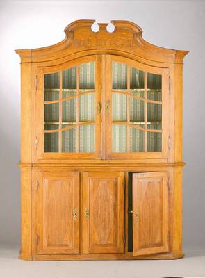 Aufsatzvitrine, norddeutsch, um 1800/10, Eiche massiv, 2-teilig, Kredenz 3-türig, Füllungen in Rautenform gerippt, Innen mit sek. mit Tapete ...