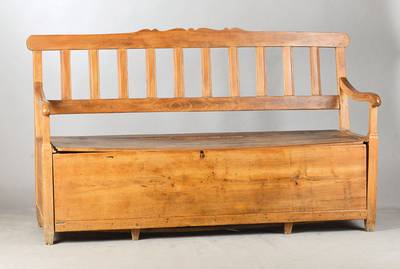 Truhenbank, süddeutsch, um 1820, Kirschbaum massiv, Rückenlehne vielfach verstrebt mit verspielter Bekrönung, geschwungene Armlehnen,Sitzfläche ...