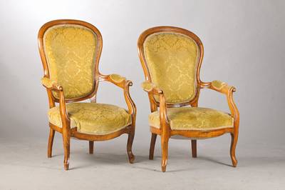 Paar Ballonrückenarmlehnstühle, süddeutsch, um1860, Nussbaum massiv, gerieft, Volutenschnitzerei, Rückenlehne löffelförmig, Armlehnen ...
