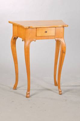 Konsolentischchen, süddeutsch, um 1760, Kirschbaum massiv, Beine u. Zarge konisch verlaufend u. geschweift, mit Huffüßchen, schmaler Zargenschub, ...