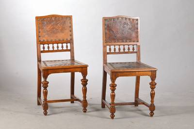 4er Satz Stühle, deutsch, um 1890/1900, Eiche massiv, Vorderbeine gedrechselt, Rückenlehneund Sitzfläche mit orig. floral geprägtem Leder ...