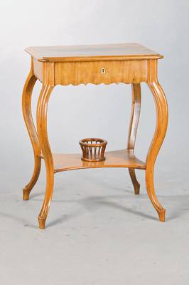 Nähtischchen, deutsch, um 1830/40, Nussbaumfurnier auf Weichholzkorpus, z.T. Buche massiv, Zarge umlaufend geschweift, 1- schübig mit 4 ...