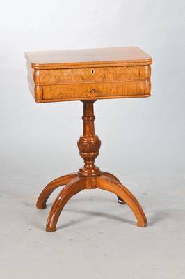 Nähtischchen, deutsch, um 1830, Nussbaumfurnier u. Kirschbaum auf Weichholzkorpus, Platte aufklappbar mit innenseitigem Spiegel (sek.) sowie ...