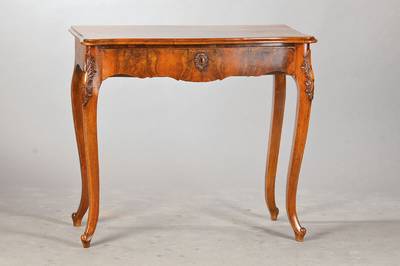 Konsoltischchen, deutsch, um 1860, Nussbaum z.T. massiv, z.T. furniert auf Weichholzkorpus, Zargenschub, geschweifte Beine mit ...
