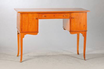 Damenschreibtisch, um 1910/20, Buche furniert u. massiv, 2-türig, links mit 2 englischen Schüben, Knieaussparung mit flachem Schub, Bein l. konisch ...