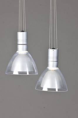 Paar Designerlampen, Entwurf Ralf Keferstein, Ausführung Oligo, Trafogehäuse mit Metallpendel, Klarglasschirm, höhenverstellbar, je 1 Brennstelle, ...