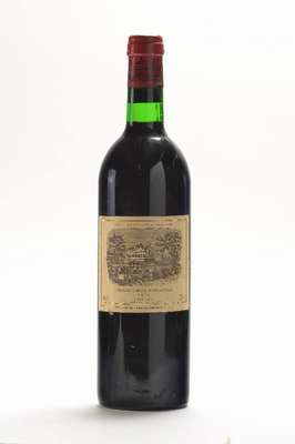 1 Flasche 1979 Chateau Lafite-Rothschild, Pauillac, ca. 75 cl, ca. into neck, Etikett l. beschmutzt und gebräunt, unverkostet, selten im Angebot, ...