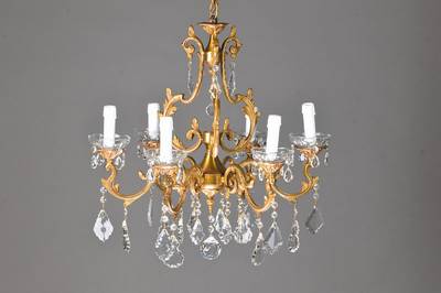 Deckenlüster im Louis-Quinze-Stil, Spanien, um1960, Messingmontur in Akanthusblatt-Ausführung mit Barockpendelbehang, 6 Brennstellen, ...
