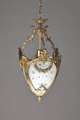 Deckenlampe, nach dem Vorbild von 1910, Ausführung Spanien, um 1950, Messingguß in klassizistischer Manier, mit eingesetzten geschliffenen u. ...