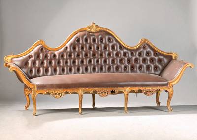 Rokoko-Stil-Sofa, um 1850/60, Buche goldfarben gefaßt z.T. gestuckt, vielfach geschwungene Form in Akanthusblattausarbeitung, z.T. asymmetrisch, in ...