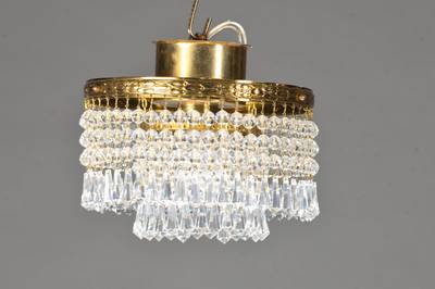 Zierliche Deckenlampe in klassizistischer Manier, um 1960, 1 Brennstelle, geprägter Messingring mit abgehängten Kugeln sowie Tropfenbehang, ...
