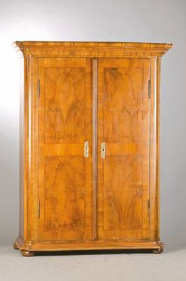 Barockschrank, süddeutsch, wohl Raum Augsburg,um 1760/70, Nussbaum- bzw. Wurzelnussfurnierauf Weichholzkorpus z.T. auf Fuge verlegt, 2- türig, ...