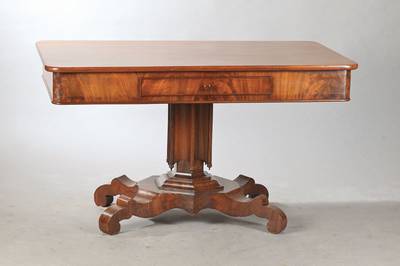 Salontisch, norddeutsch, um 1840/50, Mahagoni massiv, Pyramidenmahagonifurnier, Tischkasten mit abgerundeten Ecken u. zwei Zargenschüben, ...