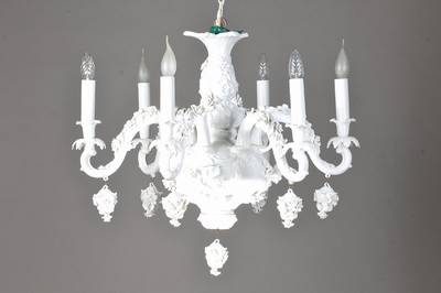 Große Deckenlampe, Potschappel Dresden, 20. Jh., Porzellan, weiß, 6 Brennstellen, große applizierte Blüten und Blätter, jeder Arm mit ...