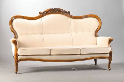 Louis-Philippe-Sofa, um 1860/70, Korpus Nussbaum massiv, 3-fach geschweifte Lehne mit Blütendekor, z.T. gerieft, Zarge u. Beine mit leichtem ...