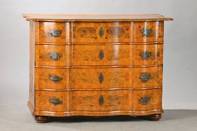 Barockkommode, Mittel- bis Süddeutsch, wohl Raum Bamberg, um 1750, Nussbaum- bzw. Wurzelnussfurnier auf Weichholzkorpus, 4- schübiger Korpus 3-fach ...