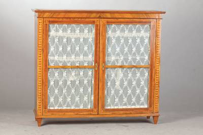 Vitrine, im Louis-Seize-Stil, um 1900, z.T. unter Verwendung alter Konstruktionsteile, Nussbaumfurnier auf Weichholzkorpus, Ahornintarsien in sehr ...