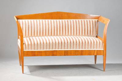 Biedermeierbank, süddeutsch, um 1820/30, Kirschbaum furniert und massiv, Seitenlehnen elegant nach außen verlaufend, konische Vierkantbeine, ...
