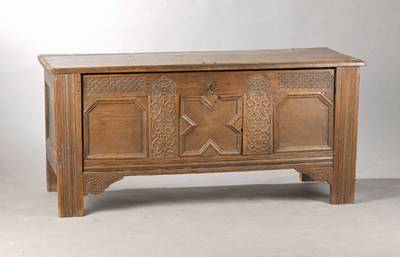 Truhe, wohl westdeutsch, aus Teilen des 18.Jh., um 1880/90 umgebaut, Eiche massiv, vielfältiger Dekor in Arabesken u. Schuppenfries, barockes ...