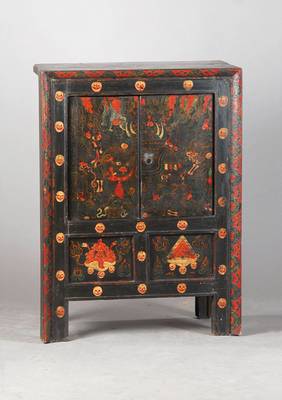 Vorratsschränkchen, wohl Tibet, um 1900, Hartholz polychrom gefaßt, stiltypische Glücks- u. Fruchtbarkeitssymbolik, 2-türig, hervortretendes ...