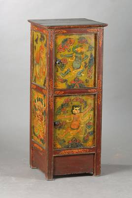 Schmaler Vorrats-Schrank, wohl Tibet, um 1900, Hartholz polychrom gefaßt, 2-türig mit figuraler Darstellung von Fruchtbarkeitsgöttern, Gebr.-Sp. ...