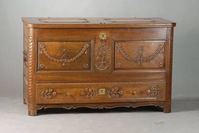 Louis-Seize-Truhe, Lothringen, um 1800/10, Eiche massiv, Orts typisch abgerundete Lisenensowie geschweift verkröpfte Zarge, aus dem Vollholz ...