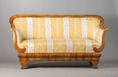 Biedermeiersofa, mitteldeutsch, um 1830, Nussbaum bzw. Wurzelnussfurnier auf Weichholzkorpus, Zarge in doppelter Wulst mit elegant geschweiften ...