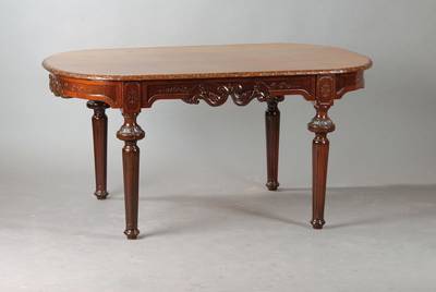 Niedriger Salontisch, im Louis-Seize-Stil, um 1900, Buche massiv, klassizistischer Dekor: Palmettenfries umlaufend der 4-fach verkröpften ovalen ...