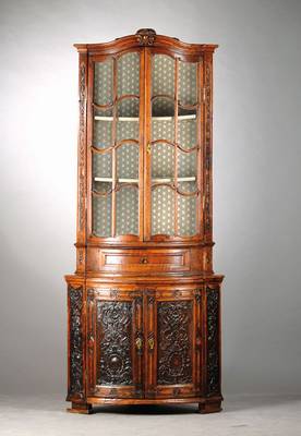 Aufsatzeckvitrine, Aachen-Lüttich, um 1770, Eiche massiv, 2-türiger Halbschrank mit hervorgekröpften Ecklisenen, ergiebige Arabesken-Schnitzerei, ...