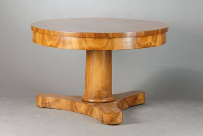 Biedermeiertisch, mitteldeutsch, um 1820/30,Wurzelnussfurnier auf Weichholzkorpus, Platte mit radial verlegtem Nussbaumfurnier, strenger gerader ...