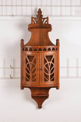 Eck-Hängeschränkchen, Frankreich, um 1900, Jugendstil, Nußbaum massiv, Türen in Durchbrucharbeit, ca. 101x28x27 cm, Gebr.-sp.